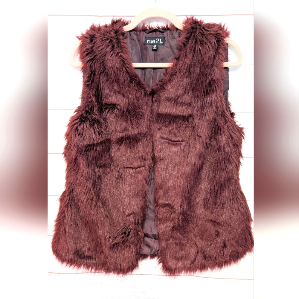 Rue21 Faux Fur Vest in Rich Burgundy Brown 🤎 Size L - Picture 2 of 5